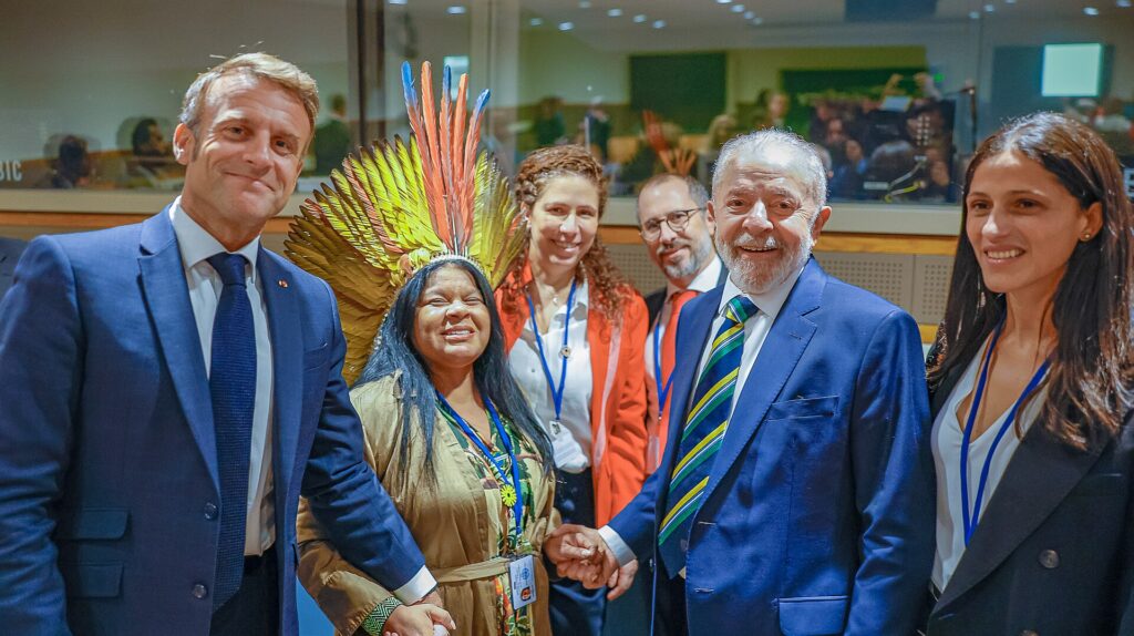 Emmanuel Macron marque un but lors d&rsquo;un match de charité (vidéo)