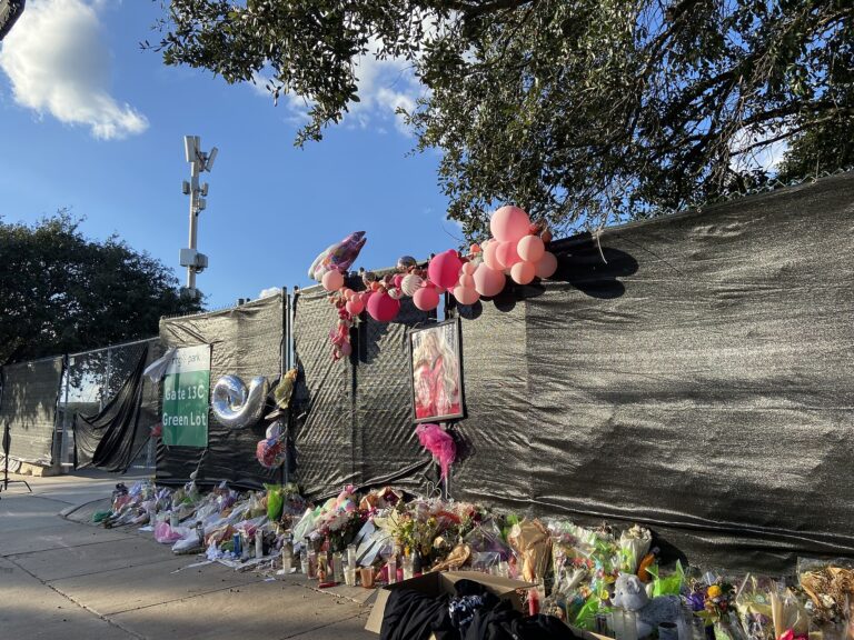 AstroWorld Festival : Travis Scott et Drake poursuivis en justice