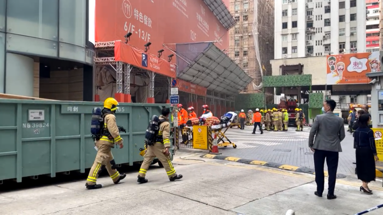 Hong Kong: le « World Trade Center » prend feu