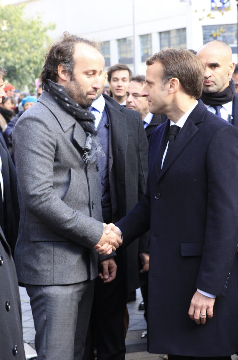 Photos : Emmanuel Macron main dans la main avec une bombe… oubliant Brigitte