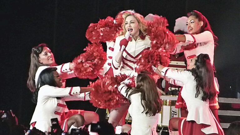 Vidéo : Madonna et Nicki Minaj enflamment la toile avec un baiser aux VMA