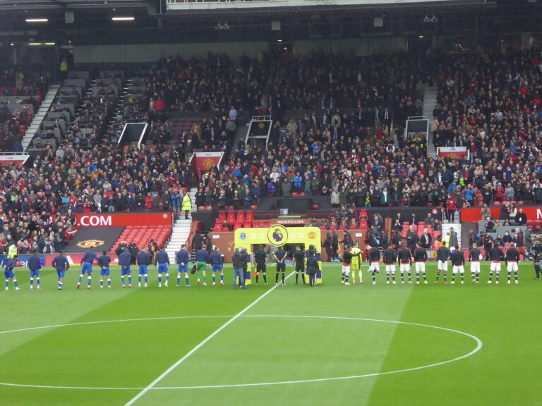 Raphaël Varane marque le but de victoire de Manchester United (vidéo)