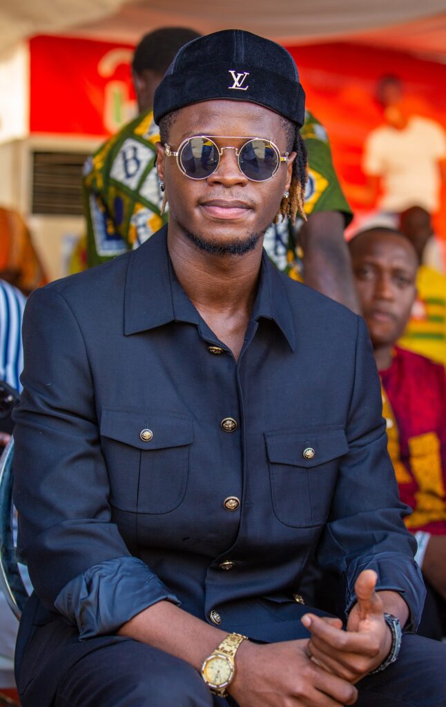 Santrinos Raphaël : Un Artiste Togolais Qui Enflamme la Scène Musicale Africaine