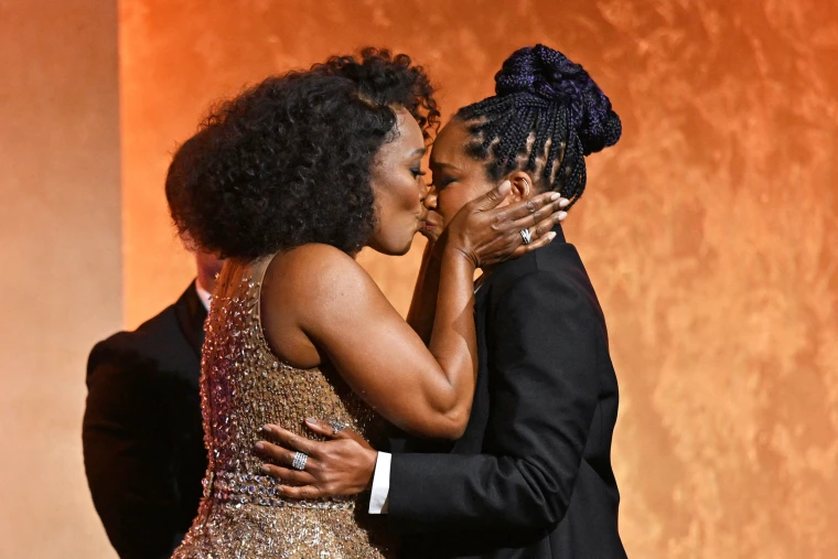 Angela Bassett : La Mère Du &Quot;Black Panther&Quot; Embrasse Regina King Sur Les Lèvres (Video)
