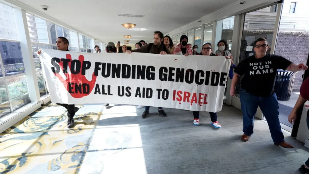 Des manifestants pro-palestiniens prennent d’assaut l’hôtel où séjourne Biden