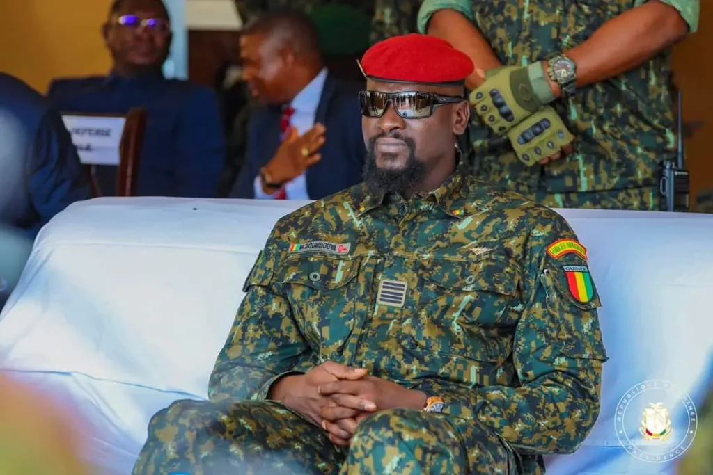 Mamady Doumbouya dissout le gouvernement en Guinée : Quelles implications pour la transition ?