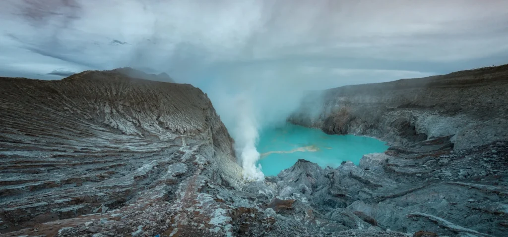 Une touriste chute dans un volcan en tentant de prendre une photo