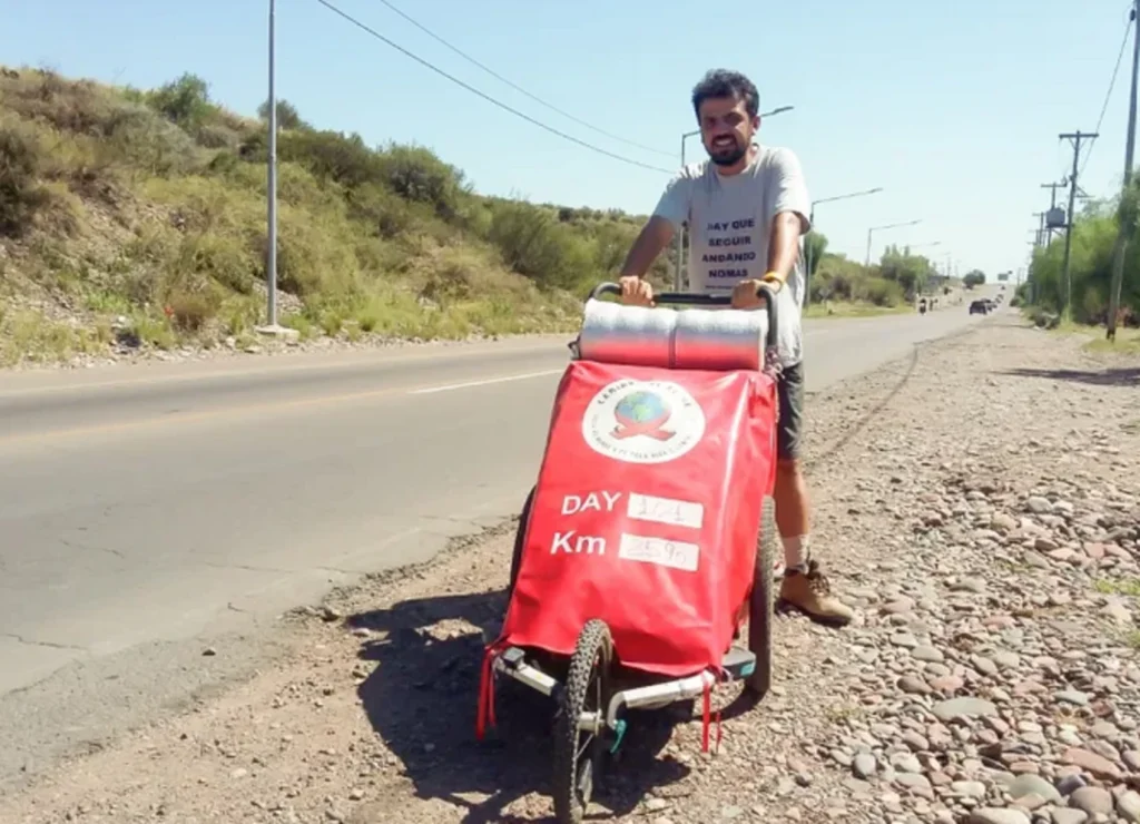 Il fait le tour du monde à pied : Marcelo Monti arrive en Côte d’Ivoire après 15 500 km (VIDEO)