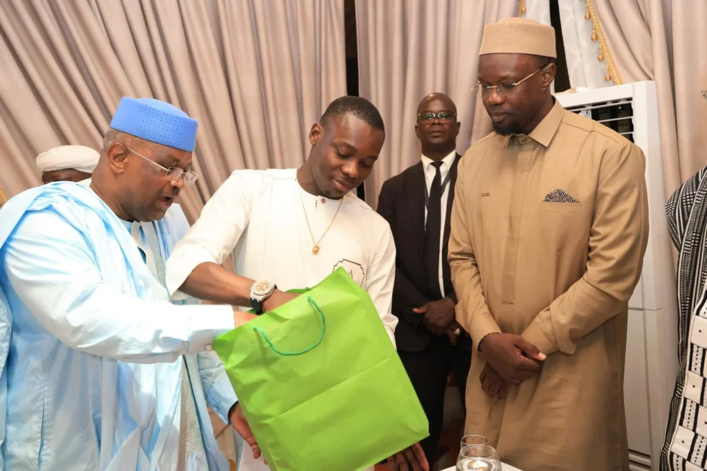 Sidiki Diabaté offre un cadeau symbolique à Ousmane Sonko