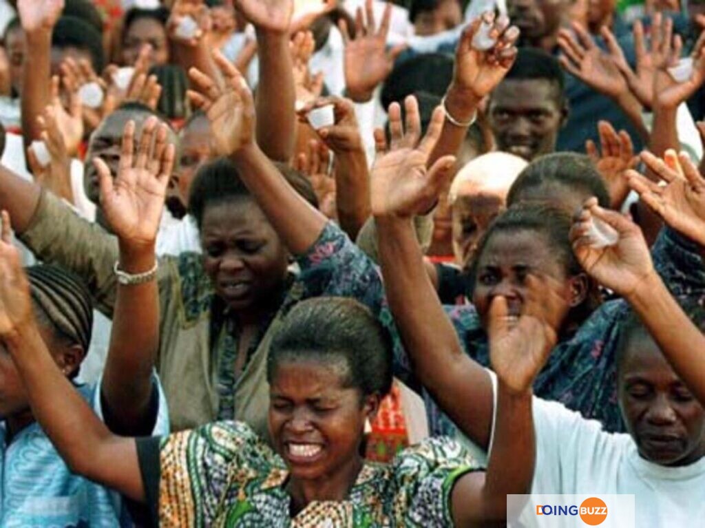 Ghana : Les membres d’une église prient avec leur passeport (vidéo)