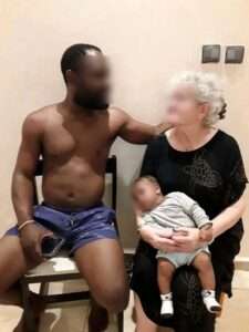 À 82 Ans, Une Veuve Francaise Vide Ses Comptes Bancaires Pour Aller Vivre L&Rsquo;Amour En Afrique