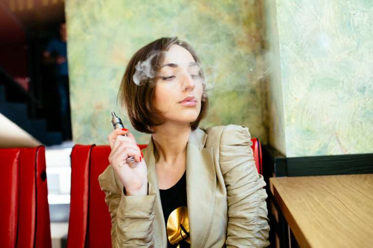 Goûtez la différence : la puff fruit rouge, rechargeable et tendance