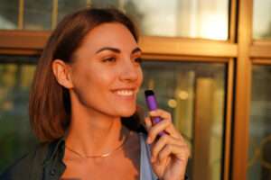 Tendance lifestyle : Pourquoi la cigarette électronique accompagne de plus en plus d’adultes