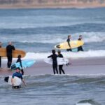 En Australie, les surfeurs adoptent des combinaisons spéciales pour se protéger des requins