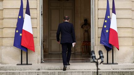 Avec seulement vingt-sept jours passés à Matignon, Sébastien Lecornu devient le Premier ministre le plus éphémère de la Ve République