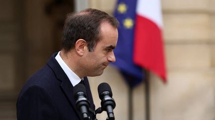 "Un stress supplémentaire" : quelles sont les conséquences de la chute du gouvernement Lecornu sur l'économie française ?