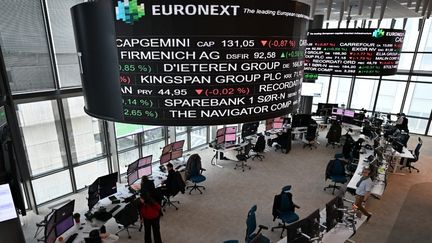 La démission de Sébastien Lecornu fait momentanément bondir le taux d'emprunt de la France et plonger le CAC 40