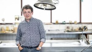 Les récits du médecin légiste Philippe Boxho, star des librairies et des réseaux sociaux, sont-ils authentiques ?