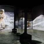 "Destination Lune" à l'Atelier des lumières : cosigné par Tom Hanks, un voyage pas vraiment immersif, mais un vibrant plaidoyer pour la science et l'esprit humain