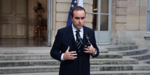 EN DIRECT : suivez la première journée du gouvernement Lecornu, critiqué de toutes parts et déjà en sursis
