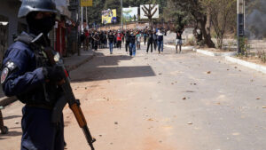 Madagascar : le président tente d'apaiser la contestation en nommant un militaire Premier ministre