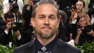 "Il s'affamait depuis six mois. Il avait très faim" : Charlie Hunnam dans Monstre saison 3… Comment s'est-il transformé physiquement pour Netflix ?