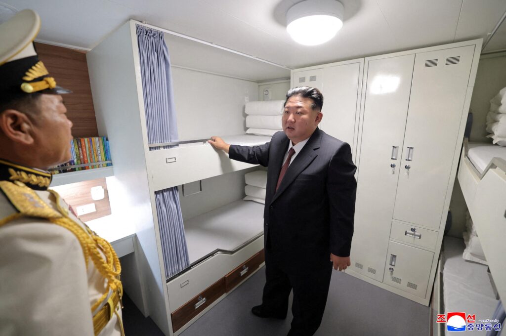 Corée du Nord: Kim Jong Un inspecte un nouveau navire de guerre de 5.000 tonnes