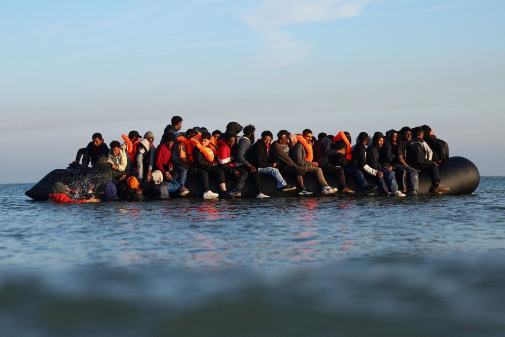 Grèce : un mort et 17 migrants secourus après que leur embarcation a coulé
