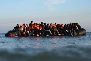 Grèce : un mort et 17 migrants secourus après que leur embarcation a coulé