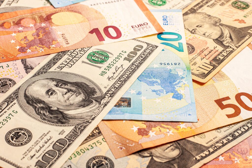 L’industrie pénalisée, les commerçants avantagés : les gagnants et les perdants de la baisse du dollar face à l’euro