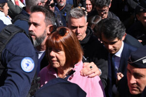 Procès des viols de Mazan : les images de l’arrivée de Gisèle Pelicot sous les applaudissements au palais de justice de Nîmes