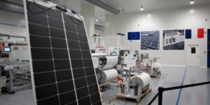 En Isère, une usine se lance dans le pari à haut risque du panneau solaire « made in France »