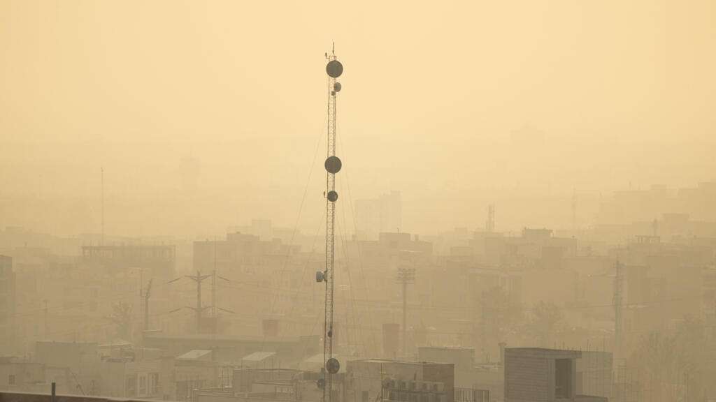 Iran: pollution, manque d'eau, sol instable… faut-il déménager la capitale Téhéran?