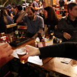 Brésil: scandale lié à de l'alcool frelaté, plusieurs bars fermés par la police