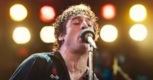 Jeremy Allen White a troqu&eacute; les fourneaux contre une guitare dans ce nouveau clip de Deliver Me From Nowhere