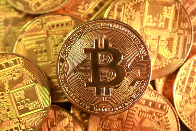 Le bitcoin franchit un nouveau record à plus de 125.000 dollars