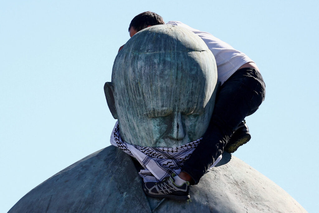 «Fasciste» : la statue de Jean-Paul II vandalisée en marge d’une manifestation pro-Gaza