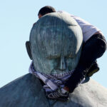 «Fasciste» : la statue de Jean-Paul II vandalisée en marge d’une manifestation pro-Gaza