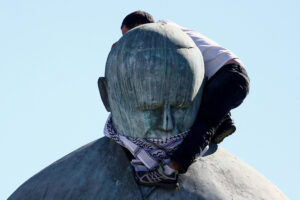 «Fasciste» : la statue de Jean-Paul II vandalisée en marge d’une manifestation pro-Gaza
