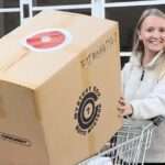 Et le soir venu, je regarde des gens ouvrir des cartons avec des casseroles dedans