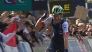 Cyclisme : en vidéo, l’arrivée triomphale de Paul Seixas qui décroche le bronze européen derrière Pogacar et Evenepoel