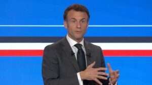 « Un espace où les gens sont tous en cagoule, anonymes et où la règle est plutôt qu’il faut insulter » : l’appel de Macron contre les réseaux sociaux
