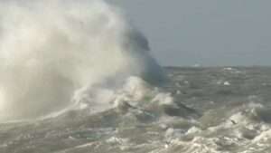 Tempête Amy : un homme de 48 ans meurt en se baignant à Etretat