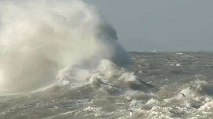Tempête Amy : un homme de 48 ans meurt en se baignant à Etretat