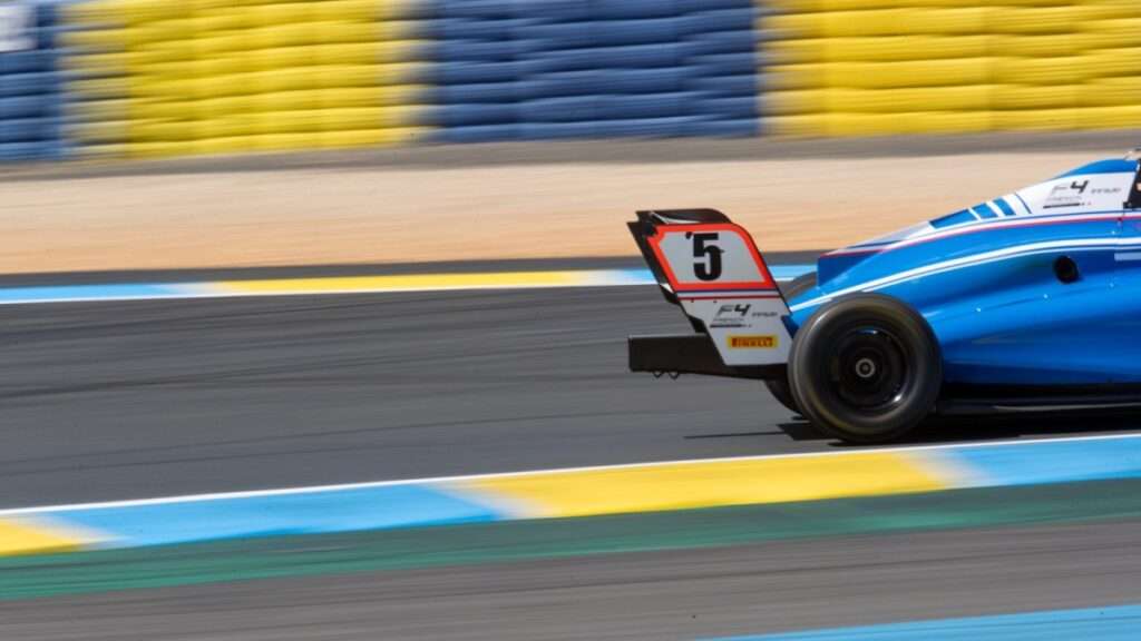 Des pluies diluviennes retardent le départ du GP Explorer 3, de nouveaux horaires sont annoncés