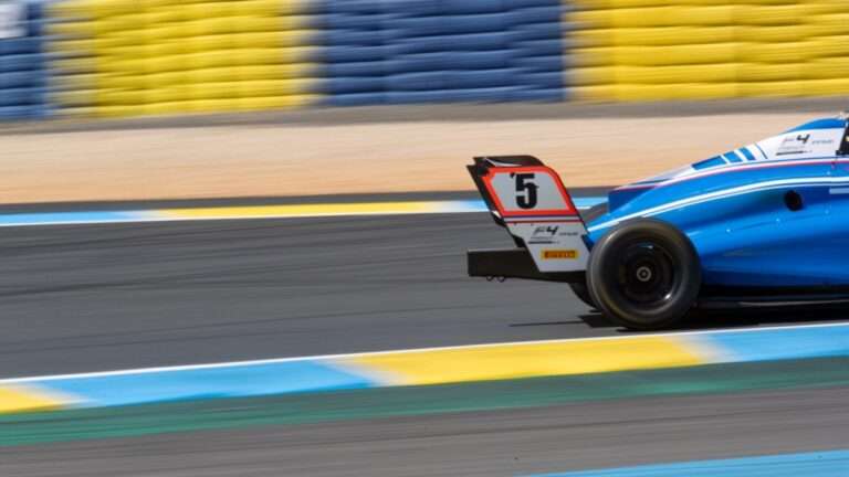 Des pluies diluviennes retardent le départ du GP Explorer 3, de nouveaux horaires sont annoncés