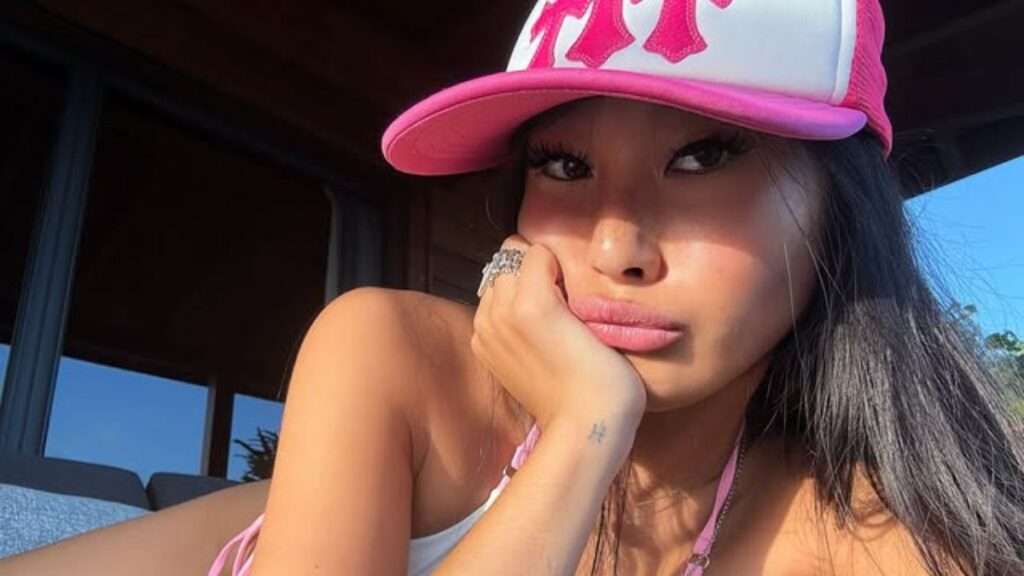 Jade Hallyday, folle amoureuse, elle pose avec son boyfriend pour la journée des petits amis