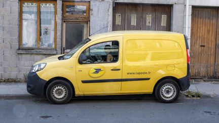 Dordogne : un colis piégé explose dans la fourgonnette d'un facteur, deux autres colis retrouvés à la Poste, ils visaient plusieurs personnalités