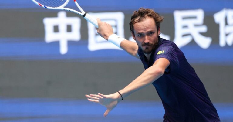 Shanghai: Medvedev, Musetti et De Minaur poursuivent leur route