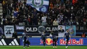 "Les places sont beaucoup moins chères" : le Paris FC séduit un public populaire grâce à ses prix attractifs et une ambiance conviviale